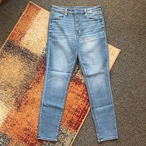 AE Super Hi-Rise Jeans. NEW. Size 14. Never worn.